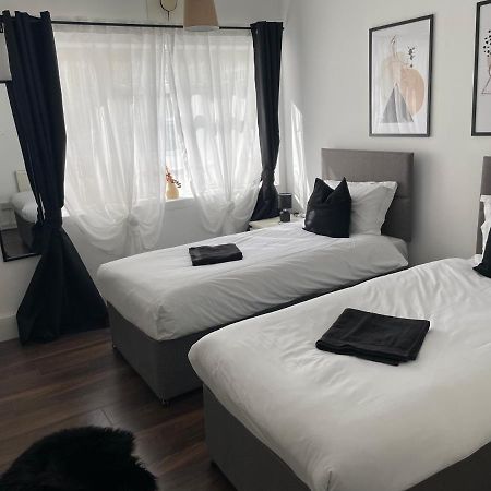 Lovely 2Bedroom 4Mins From Wimbledon Station Лондон Екстериор снимка
