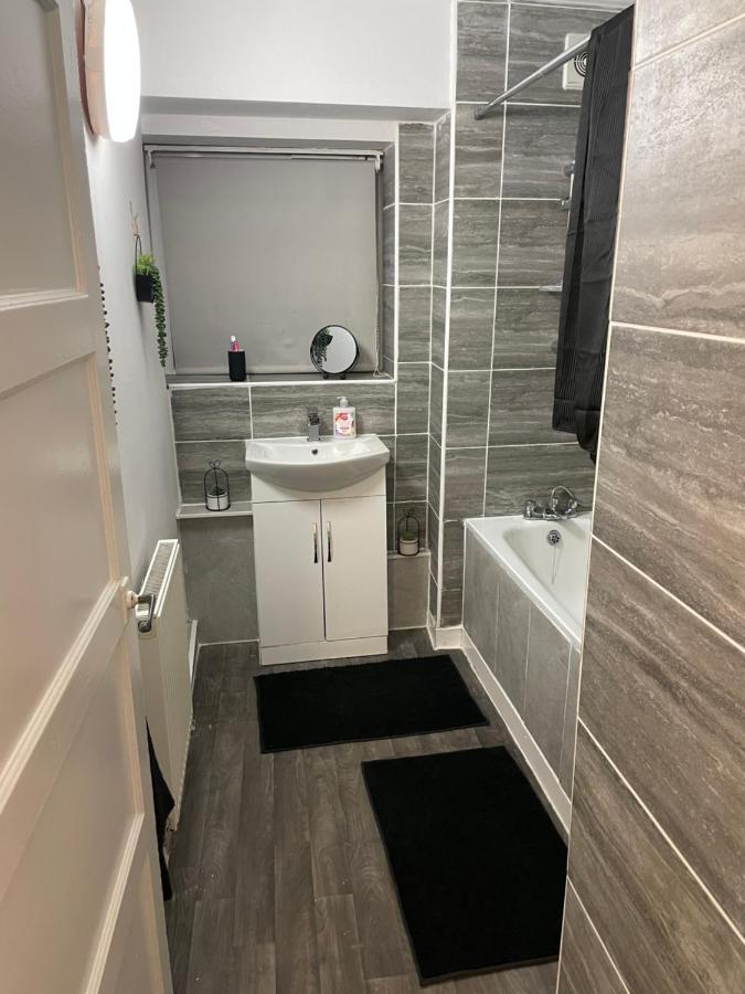 Lovely 2Bedroom 4Mins From Wimbledon Station Лондон Екстериор снимка