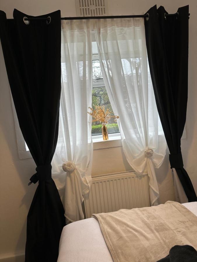 Lovely 2Bedroom 4Mins From Wimbledon Station Лондон Екстериор снимка