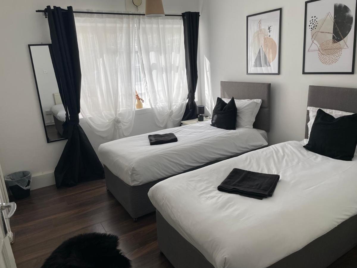 Lovely 2Bedroom 4Mins From Wimbledon Station Лондон Екстериор снимка