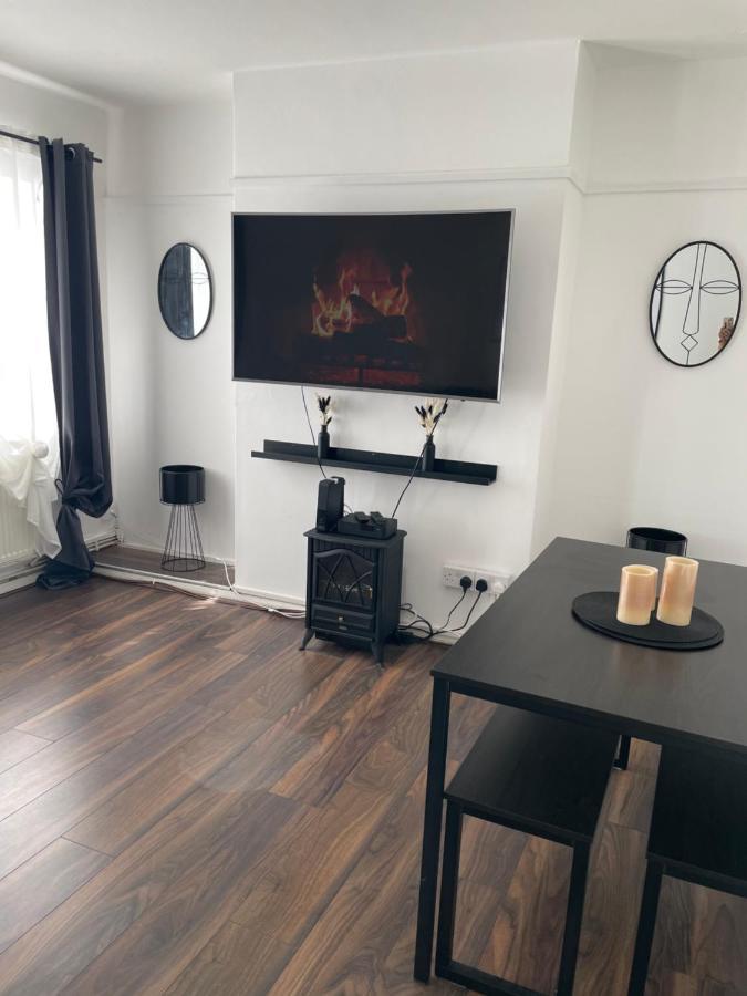 Lovely 2Bedroom 4Mins From Wimbledon Station Лондон Екстериор снимка
