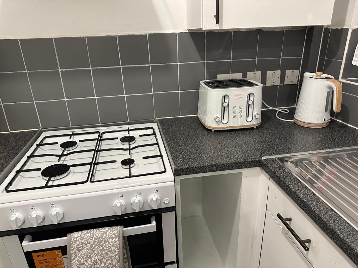 Lovely 2Bedroom 4Mins From Wimbledon Station Лондон Екстериор снимка